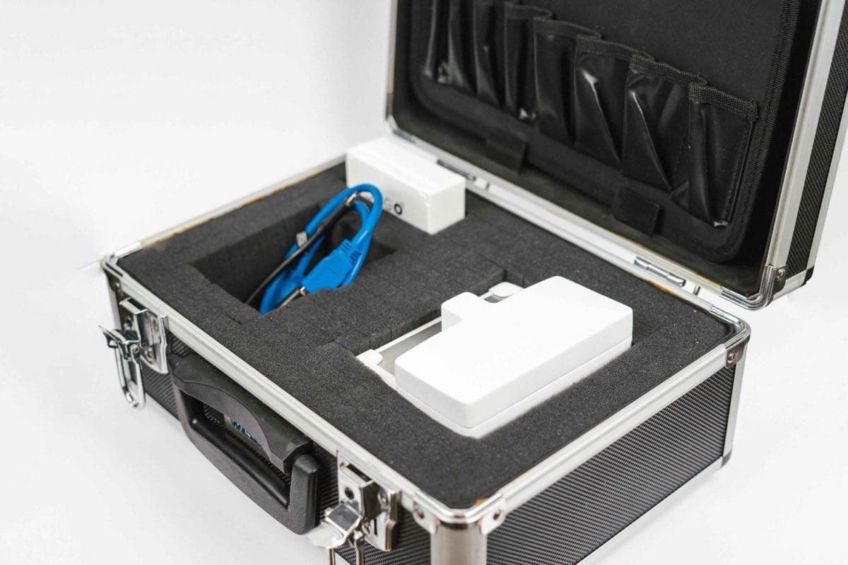 Mobile microscope device in professional field case with USB cable and accessories